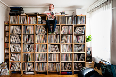 Bibliothèque d’une collection de vinyles.